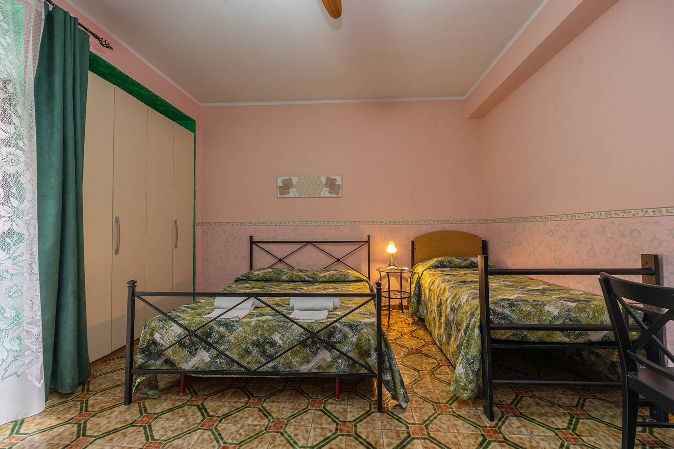 Chambre 'Appartamento 1 - Stanza 13' avec Terrasse partagée, Wi-Fi et Climatisation in Ficarra, Province de Messina