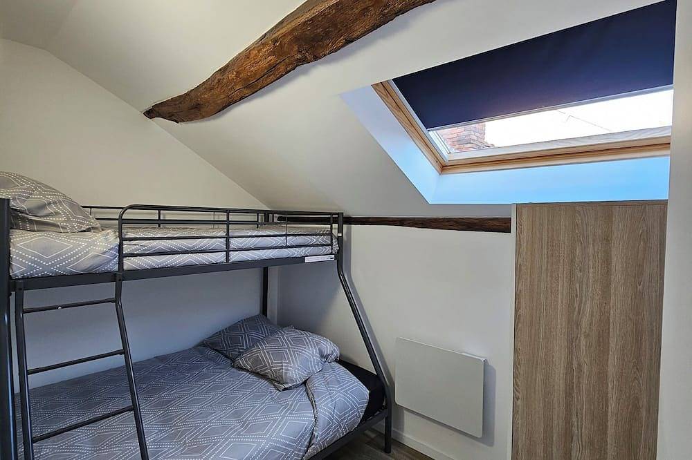 Apartamento entero, Lovely attic apartment a few steps from the town center in Decize, Nièvre