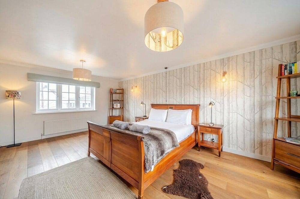 Wood-burning stove, fire pit and London in 90 minutes in Brockenhurst, Hampshire