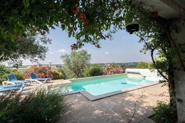 Location de vacances pour 3 personnes, avec piscine et jardin à Montrabé