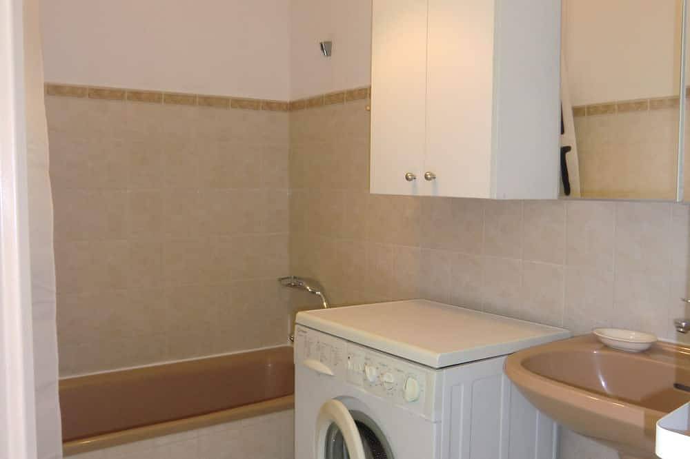 Entire apartment, T2 Classified 2 * Fenced And Secure Ground Floor Spa / Holidays in Gréoux-les-Bains, Verdon Regional Natural Park