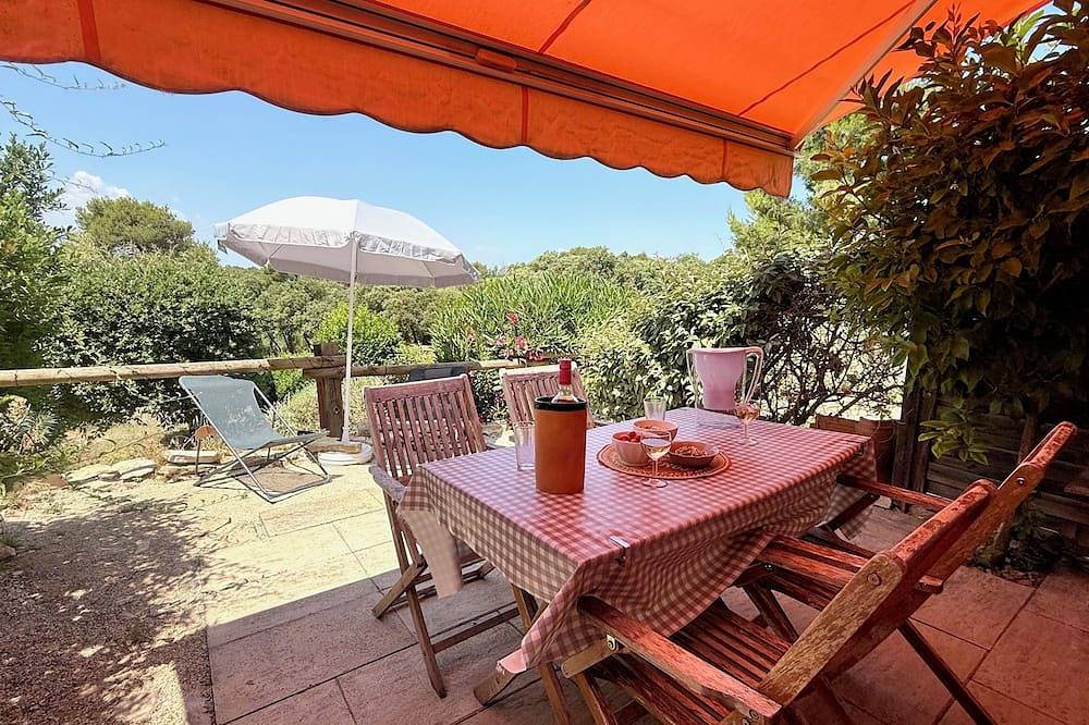 Maison avec terrasse vue sur la forêt, idéale pour loisirs et piscine chauffée in Calvisson, Côte méditerranéenne (France)
