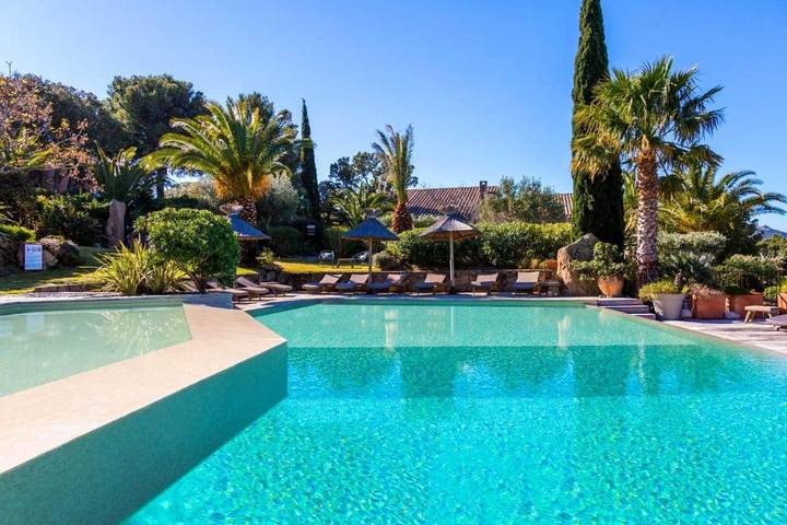Appart’hôtel pour 2 personnes, avec Balcon et Terrasse ainsi que Jardin et Bassin pour enfant
