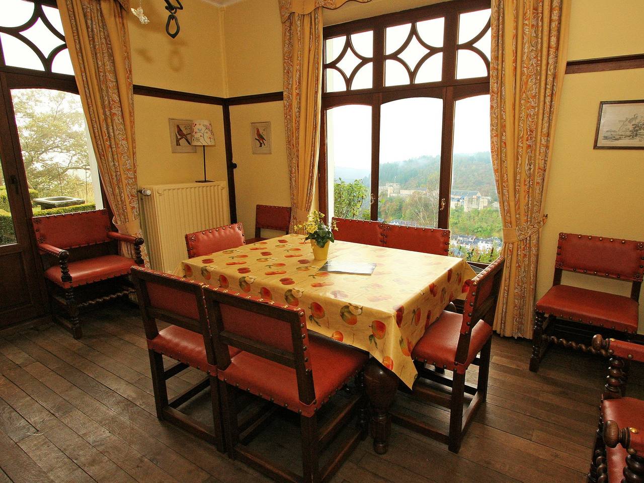 Haus in der Nähe der Burg Bouillon in Bouillon, Neufchâteau und Umgebung