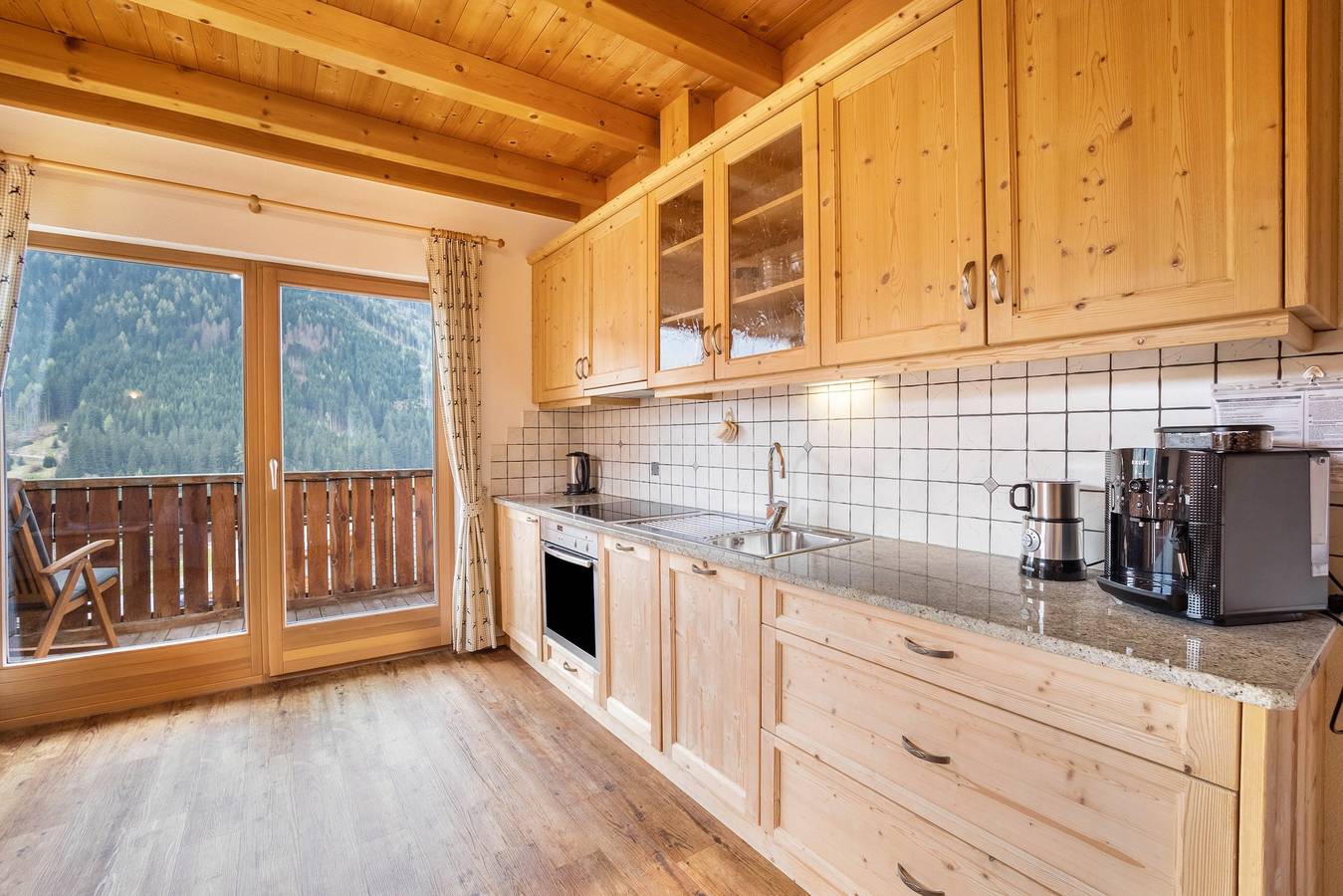 Ganze Wohnung, Ferienwohnung 'Stoffnerhof Apt Alpenrose' mit Bergblick, Gemeinschaftsgarten und Wlan in Villgratner Berge, Welsberg-Taisten