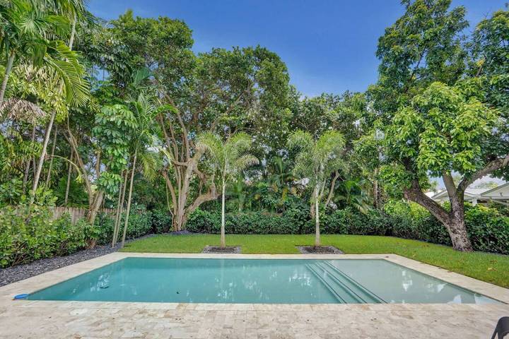 Vacation home for 6 people, with balcony and pool as well as yard, kid friendly in Fort Lauderdale