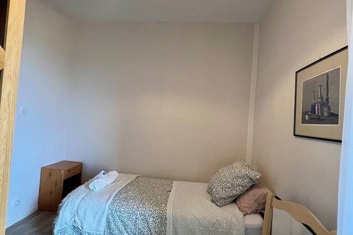Chambre du levant avec 2 lits simples avec salle de bain partagée in Auch, Gers