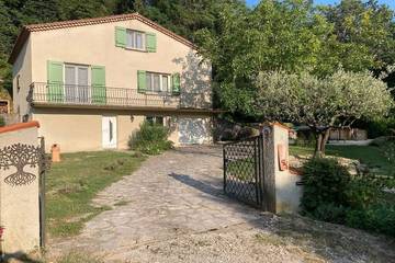 Gîte pour 6 personnes, avec balcon et jardin à Vinsobres