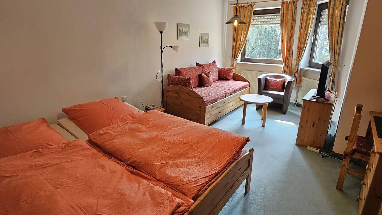 Room for 3 people with terrace in Munich Trudering, Munich