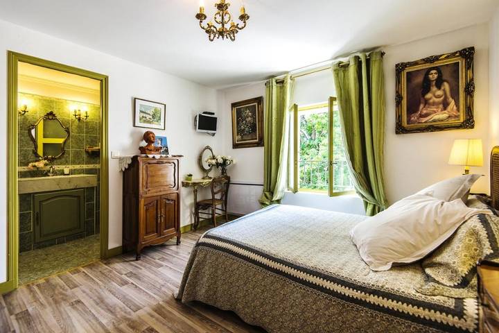 Gîte pour 2 personnes, avec Terrasse et Jacuzzi ainsi que Jardin et Piscine à Étais-la-Sauvin