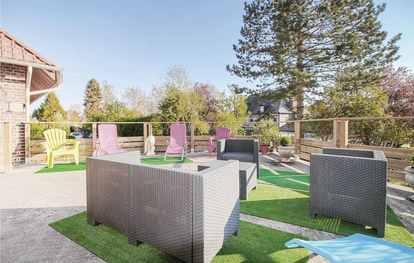 Cozy Apt with TV, Garden & River View in Fontaine-le-Dun, Dieppe region