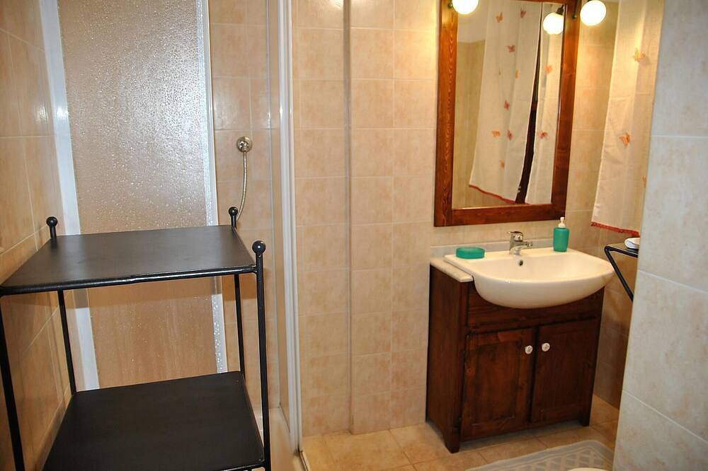 Charming house in Fondi with covered patio in Fondi, Agro Pontino