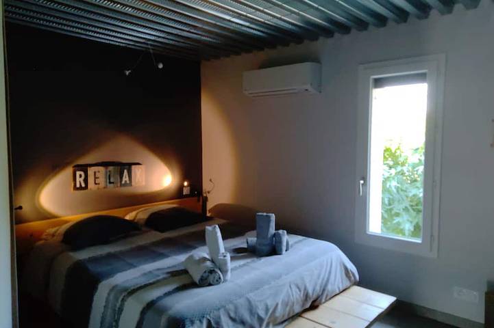 Location de vacances pour 10 personnes, avec terrasse et jardin à Cardet - 2