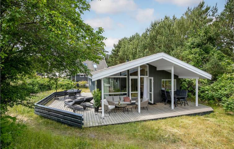 Ferieudlejning for 8 personer, med terrasse og jacuzzi samt sauna i Nexø