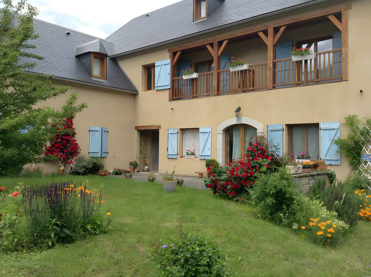 Chambre d’hôtes « Chambre Gentiane » avec vue montagne, terrasse et jardin partagés in Guchen, Parc national des Pyrénées
