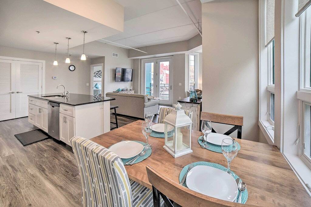 Ganze Wohnung, Luxe Manistee Condo w/ Balcony & River Views! in Manistee, Manistee County