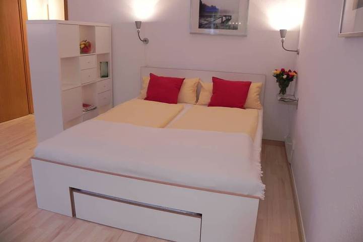 Ganze Wohnung, Studio-Apartment \"Garden I\", Tg-Platz, Balkon, zentral, Klinik zu Fuß (Ek/Osk) in Ravensburg, Region Bodensee-Oberschwaben