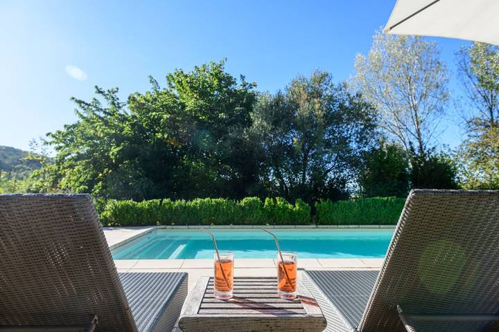 Gîte pour 4 personnes, avec terrasse ainsi que piscine et jardin à La Bégude-de-Mazenc - 2