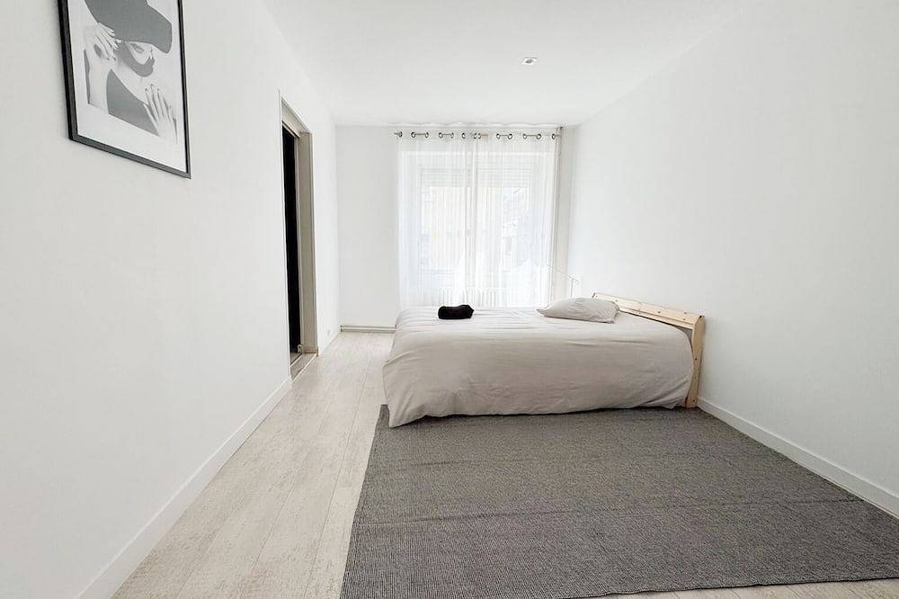 Entire apartment, Large apartment 155m2, 10 pers. max, hypercentre Cholet, 25min Puy-du-Fou in Cholet, Cholet region