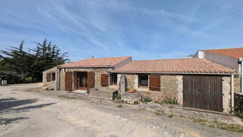 Location de vacances pour 5 personnes, avec terrasse à La Chaize-Giraud