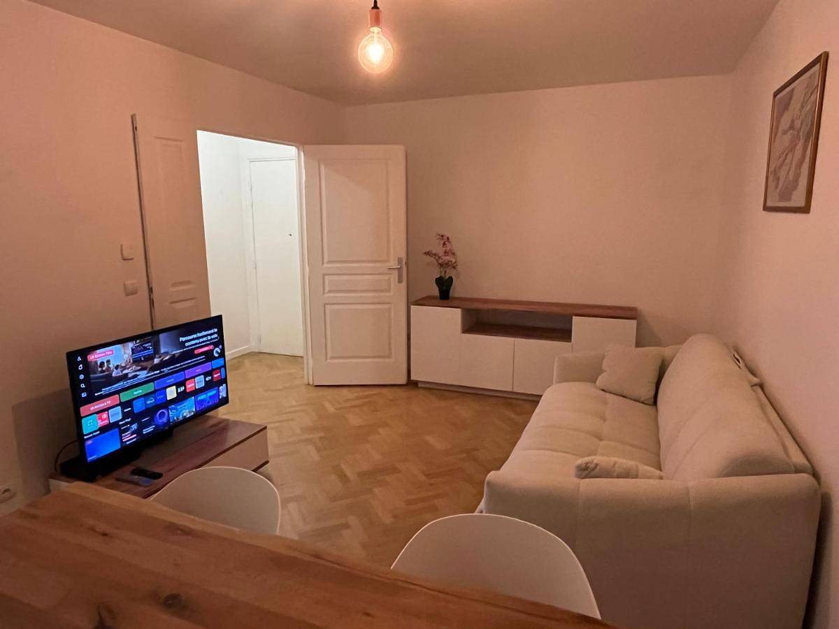 Appartement entier, Apartment - 25' Eiffel Tower & 10' Versailles Castle in Viroflay, Yvelines