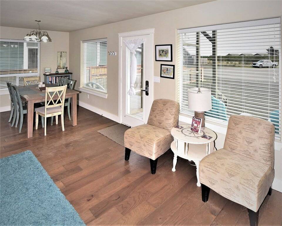 Warm Cottage w/ hot tub - across from the ocean and Damon Point in Ocean Shores, Grays Harbor County