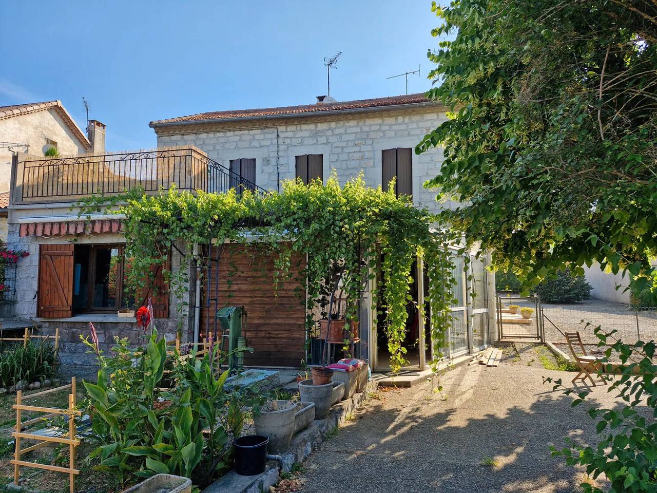 Maison d'hôte - 'Nature D'Art' avec piscine privée, terrasse privée et Wi-Fi in Ruoms, Ardèche
