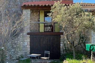 Gîte pour 2 personnes, avec jardin à Fox-Amphoux