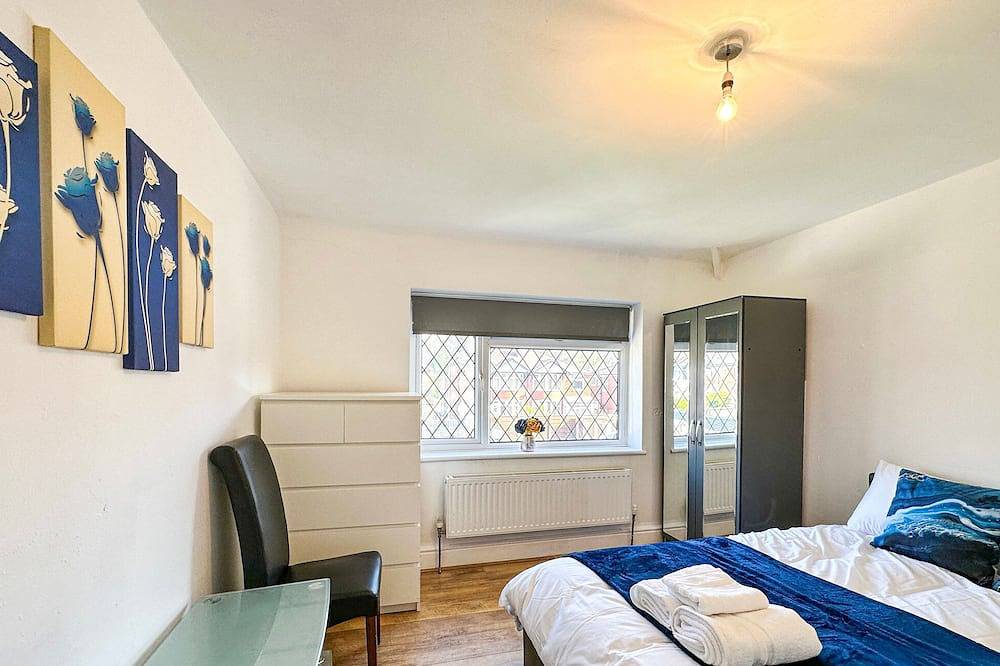 Modern 5-bedroom Manchester M22 house with jacuzzi bath, free on-site parking, workspace, and excellent transport links. Perfect for long stays, business trips, and large groups. in Manchester, Grand Manchester