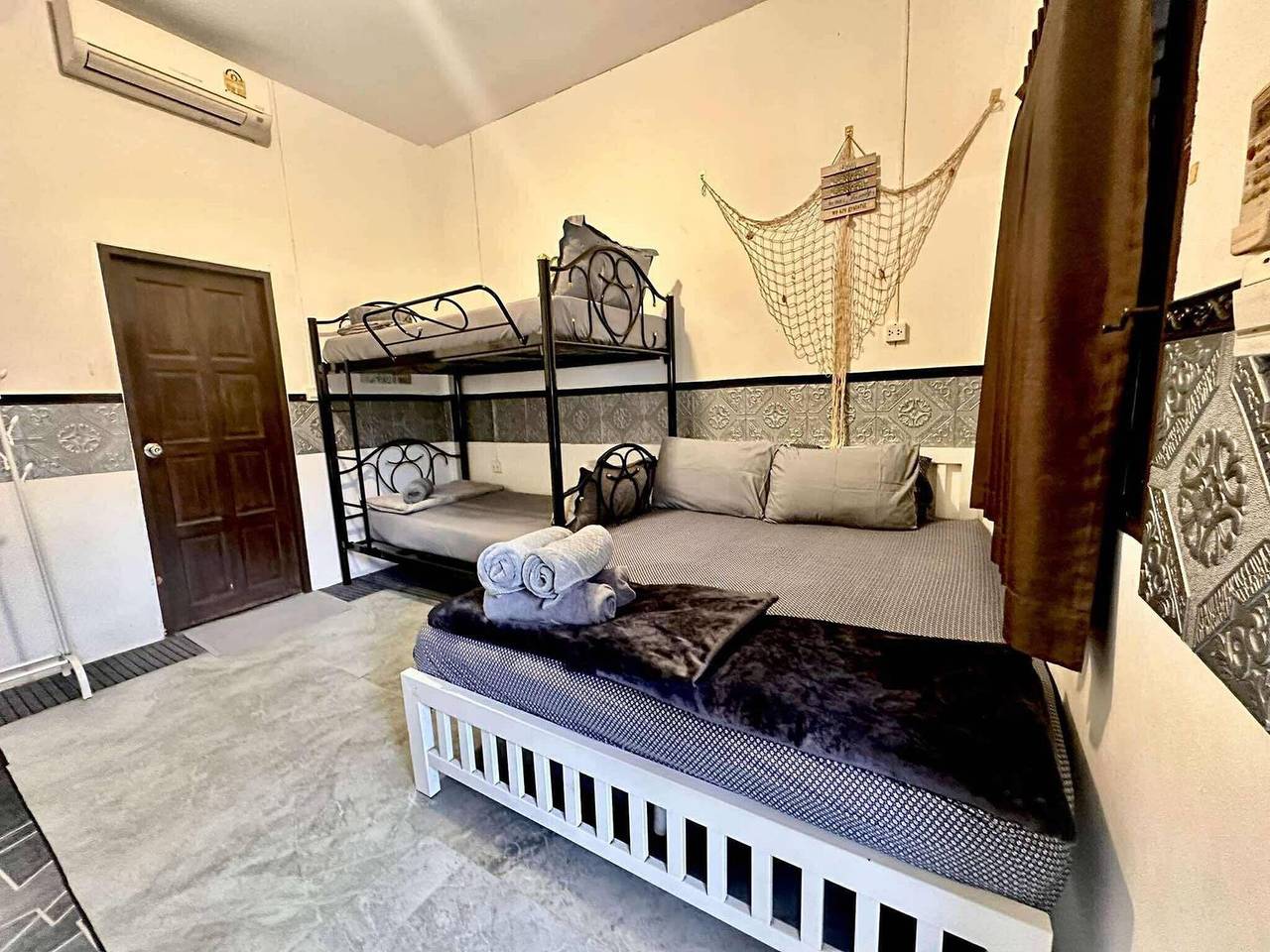 Grotte de la Confiance de Haad Rin — Repos après la rave in Ban Tai, Koh Phangan