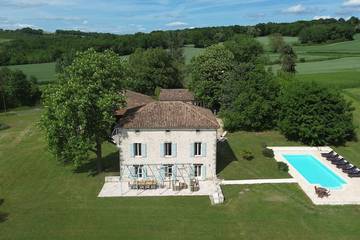 Location de vacances pour 10 personnes, avec jardin et terrasse à La Sauvetat-sur-Lède