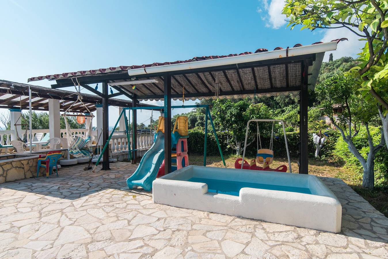 Geheel appartement, Familieappartement met zeezicht en gedeeld zwembad in Achilleio, Corfu