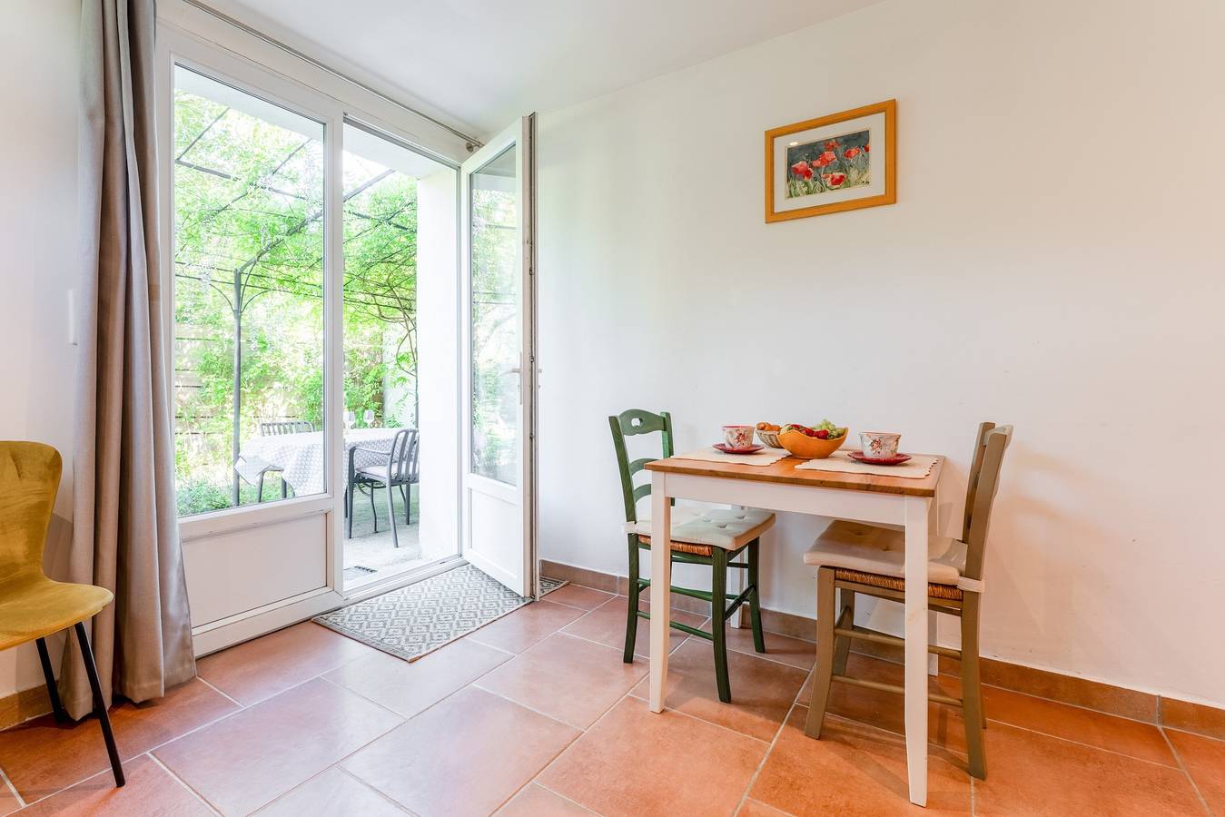 Appartement entier, Appartement "Le Petit Pont" avec terrasse privée, Wi-Fi et climatisation in L'Isle-sur-la-Sorgue, Vaucluse