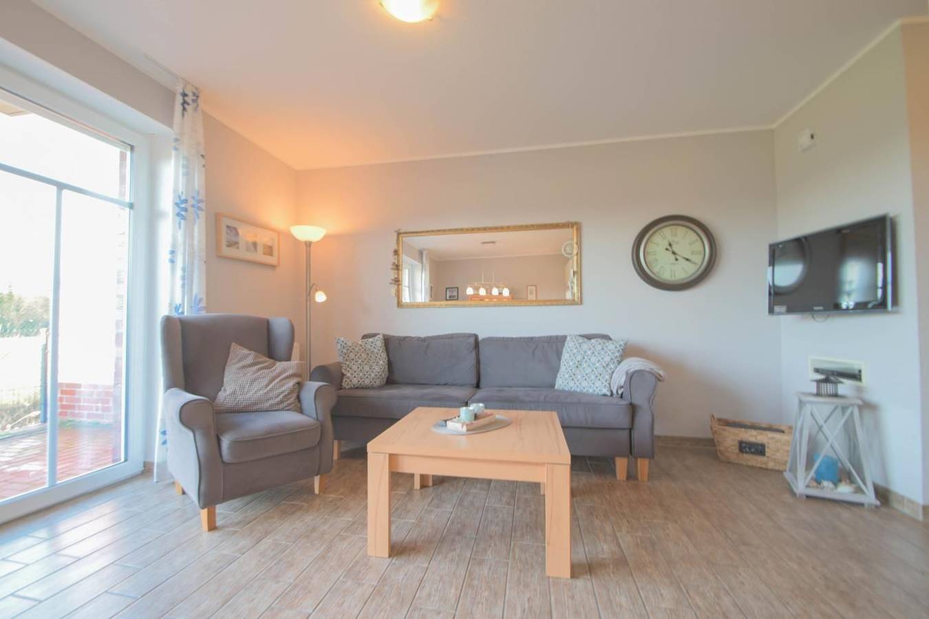 Ganze Wohnung, Komfortable Ferienwohnung mit Terrasse und Garten in Norddeich für zwei Personen in Strand Norddeich, Norddeich