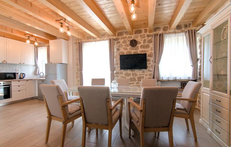 Gemütliche 2-Zimmer-Wohnung mit WLAN, Pool und Terrasse in der Nähe des Flusses Ričina in Imotski, Makarska Riviera