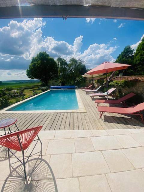 Chambre d’hôte pour 4 personnes, avec Terrasse ainsi que Jardin et Piscine