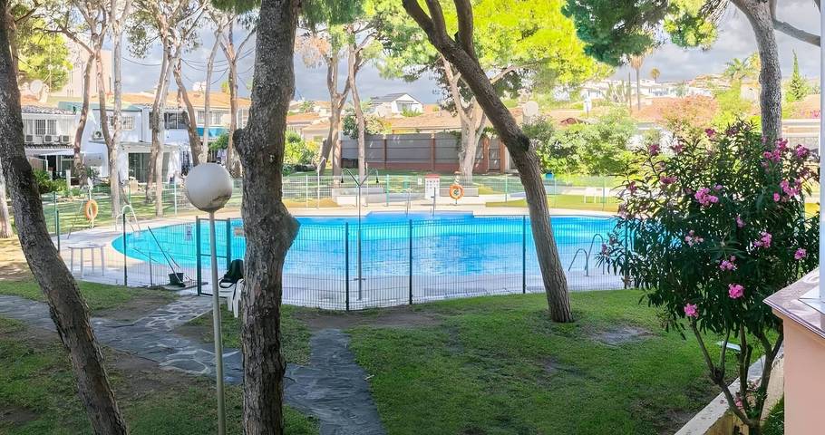 Entire apartment, Apartment 'Calypso' with Shared Pool, Wi-Fi and Air Conditioning in Urbanizacion Calahonda, Mijas