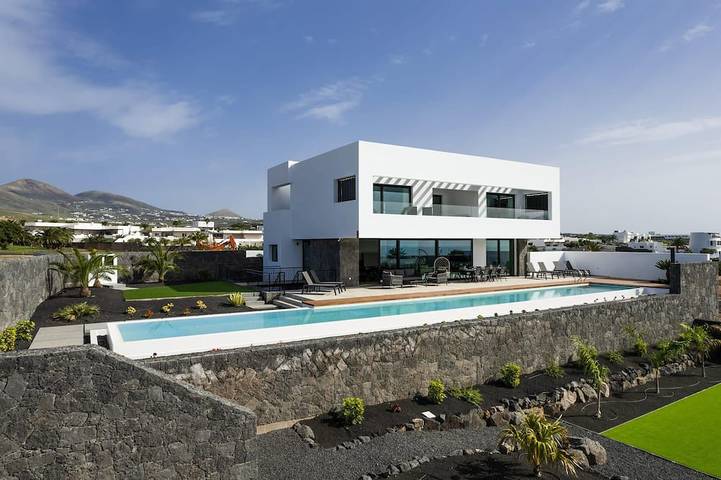 Villa for 10 people, with Balcony and Garden in Puerto Calero Marina