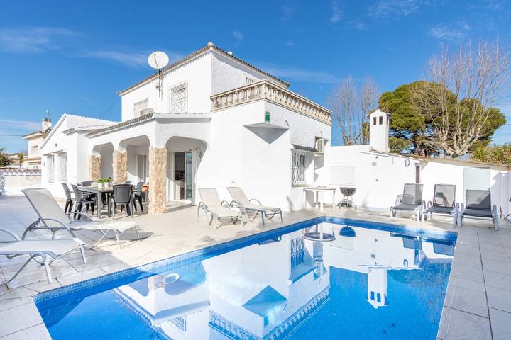 Casa de vacaciones para 11 personas, con jardín además de balcón y piscina - 1