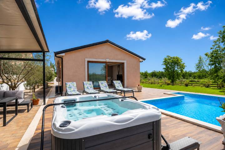Ferienhaus für 4 Personen, mit Terrasse und Pool