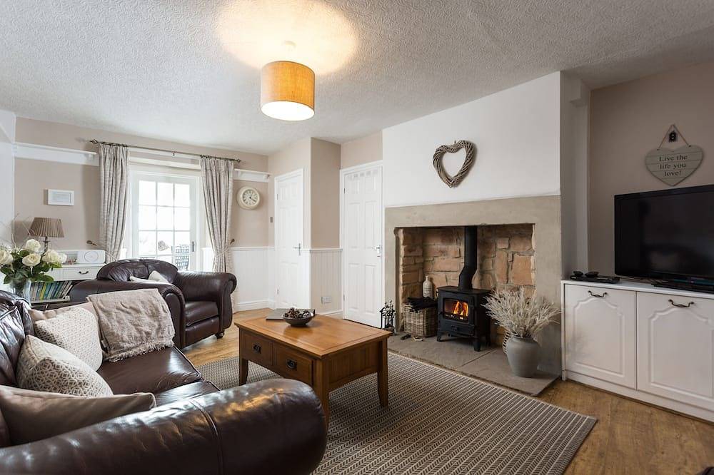 Cosy cottage with delightful private garden and summerhouse. in Northumberland