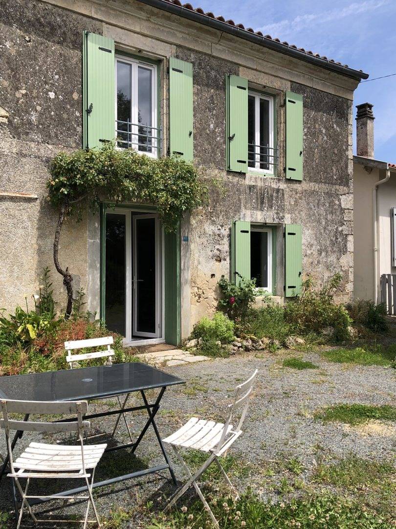Gabaë, les Volets Verts. Gîte 4/5 personnes avec Piscine in Puyravault, Région de Rochefort