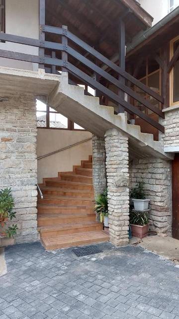 Location de vacances pour 5 personnes, avec terrasse ainsi que vue et jardin à Nantoux