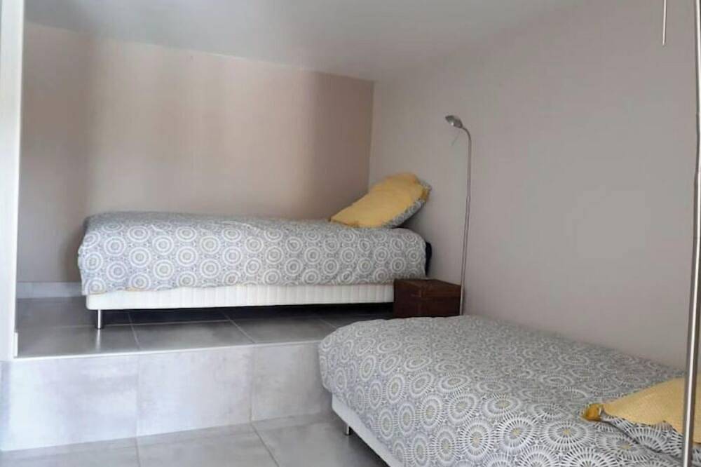 Rez de villa 6 personnes avec piscine. in Toulon, Côte méditerranéenne (France)