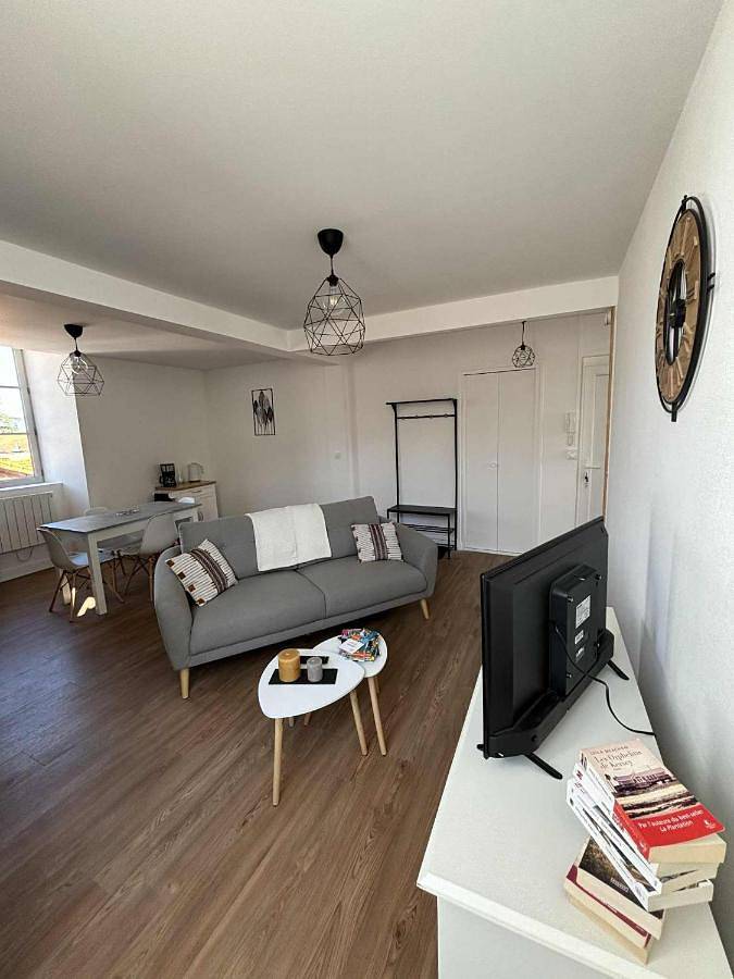 Appartement entier, Appartement moderne proche de l'autoroute in Combronde, Parc naturel régional des Volcans d'Auvergne