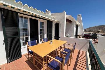 Gîte pour 4 personnes, avec piscine ainsi que terrasse et jardin à Fornells