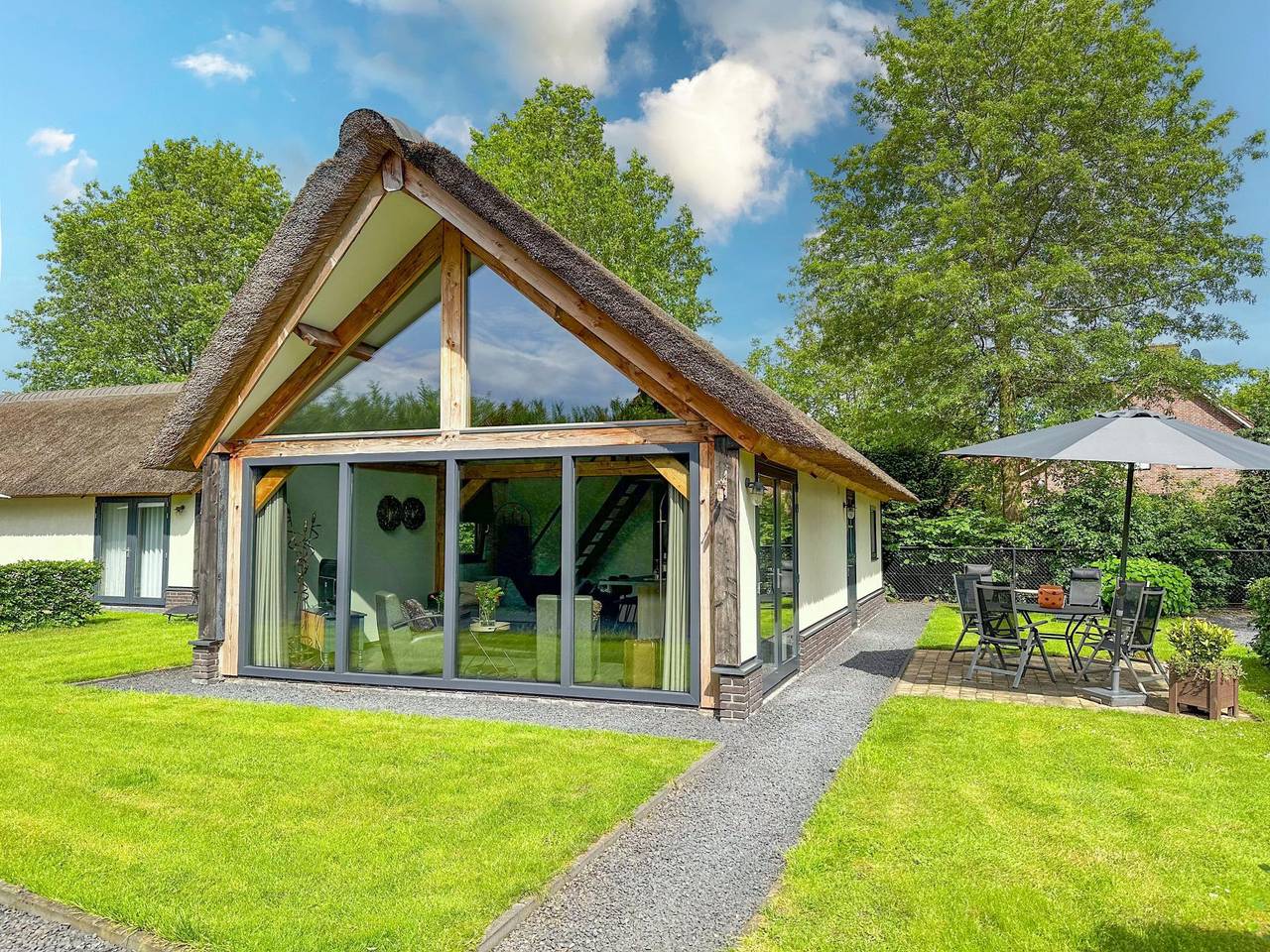 Luxuriöses freistehendes Haus mit Reetdach in Alphen, Nordbrabant