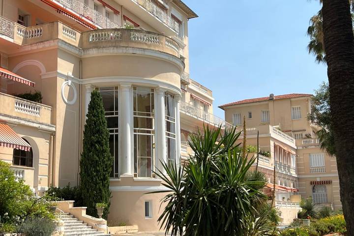 Gîte pour 2 personnes, avec Jardin et Piscine dans Plage Font Brun Carqueiranne - 2