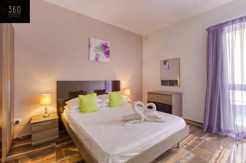 Apartamento inteiro, Central 4Br, massive Apt with private Pool & Bbq in Swieqi, Ilha de Malta