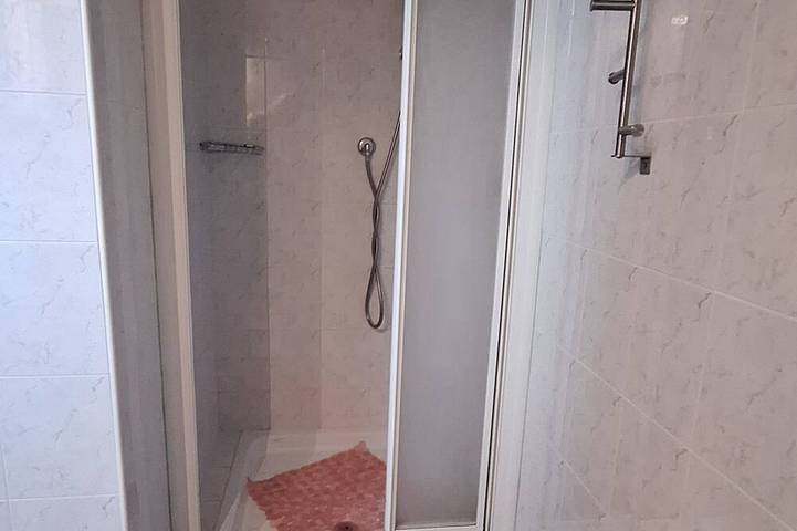 Ganze Wohnung, Apartment with swimming pool and soccer field parking lot with gate in Manerba del Garda, Gardasee-Berge